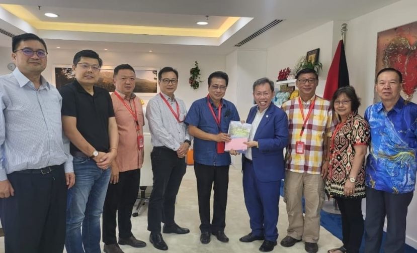 大会主席沈象文先生(左五), 筹委会主席拿督沈坚石市议员(左四)及筹委们呈邀请函至副总理拿督斯里沈桂贤医生(右四).