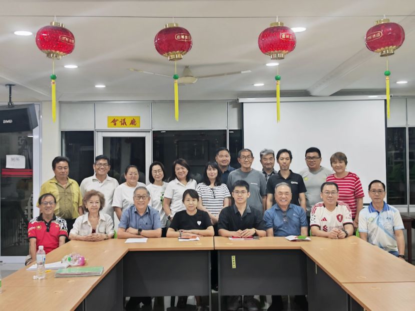 五联庆筹备会会议。前排左起为秘书丘冠华、副主席罗秀燕、副主席蓝德利、大会主席罗绍凤、筹委会主席萧聪恒、副主席何晋兴、副主席谢书暐及财政杨裕腾。