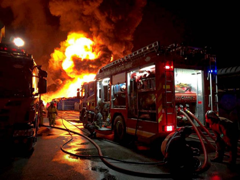 熊熊大火，热气逼人，消防车也难以驾近。