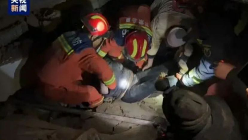 中国甘肃12.18深夜发生规模6.2强震，造成近百人死亡、两百多人受伤。