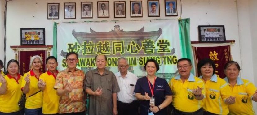 砂同心善堂主席黄国远（左5）及理事，由正康爱心负责人钟其每（右4起）请田明东、北市行政委员薛华东（左4）见证捐配合新春布施米粮。