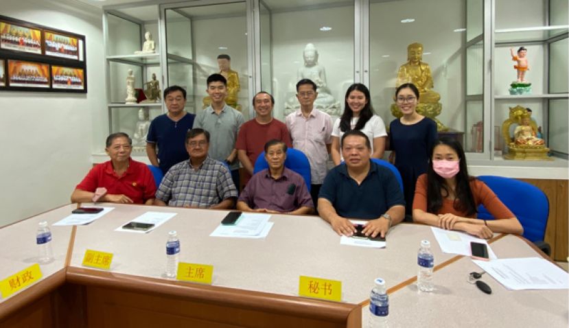 慈云佛教正信会45周年大会主席萧乃文（前排左三）及筹委会主席林德喜（前排左四）在会议后与众筹委共同合影。