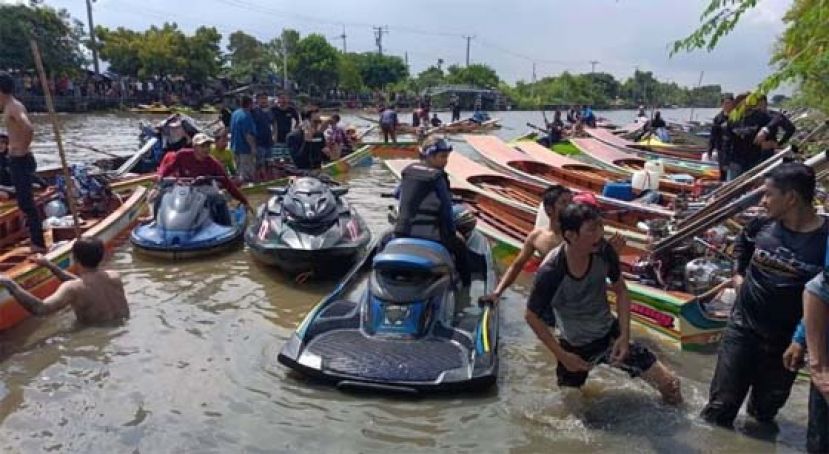 曼谷水上摩托失控撞船，2男1女当场死亡。