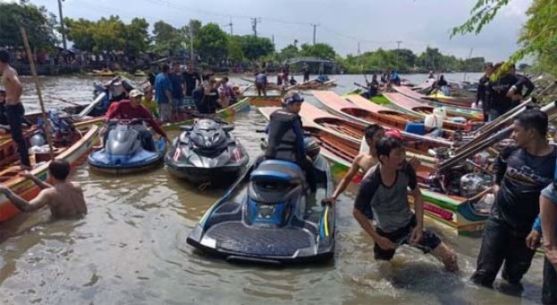 曼谷水上摩托失控撞船，2男1女当场死亡。