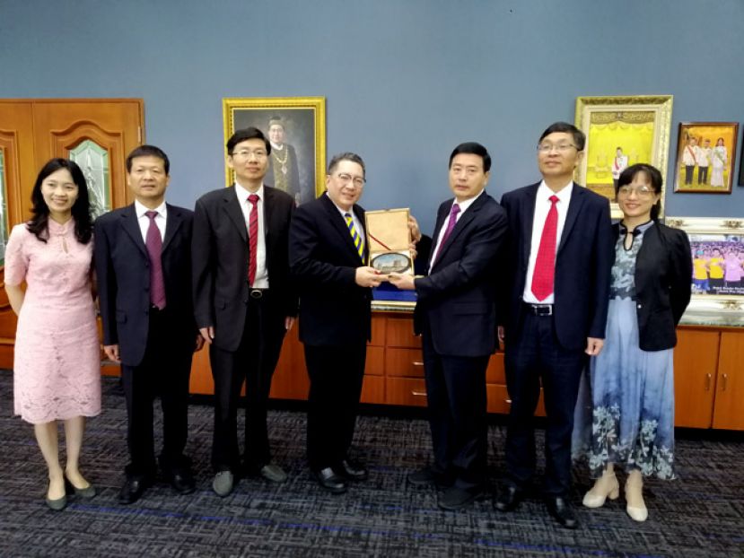 中国泉州市人大常委会副主任朱团能（右三）赠送纪念品予古晋南市市长拿督黄鸿圣（左四），左起;为泉州市外事办公室副调研员陈怀颖、泉州市文化和旅游局副局长陈庆风及泉州市人大常委会财金委副主任陈云毅；右起为泉州市外事办公室主任科员蔡婉萍及泉州市教育局督导室主任徐昌裕。