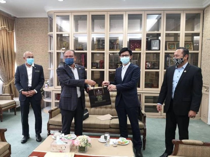 张盛闻（右二）针对劳勿非法芭课题与旺罗斯迪会面，右起为阿末马斯里查，及彭亨州秘书拿督斯里沙烈夫丁。