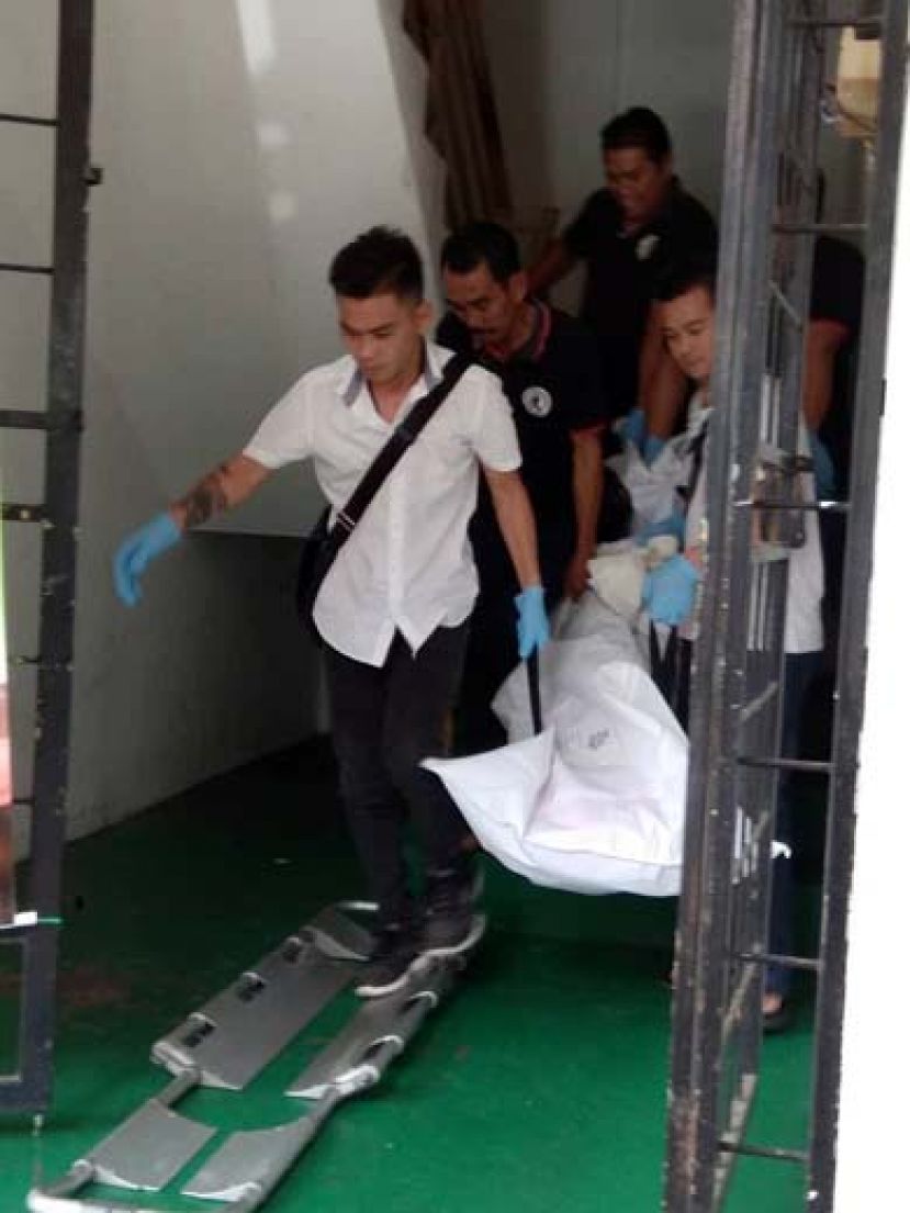 不幸猝死的按摩女技师遗体被抬出按摩中心。