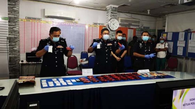 林明诚助理总监(左2)展示警方所破获的毒品。