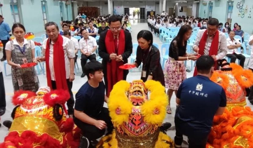 古晋中中校董会主席黄良杰（ 右）、中国驻古晋总领事邢伟平（右四）及古晋中中校董会执行顾问黄张金发（站者左二）等人为一中 6头南狮进行点睛仪式时影。