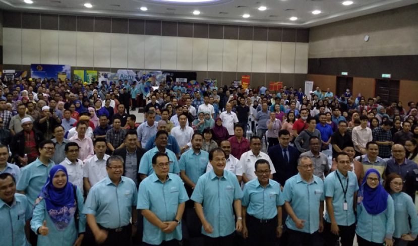 工程部长巴鲁比安（左五）在砂建筑业发展局颁发技职文凭仪式后，与参加者合影。