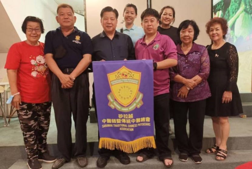 美里721坊间社险福利讲座筹委主席佘世琮（右3起）及筹委款待砂医总会长江宗兴及讲师陈中兴。