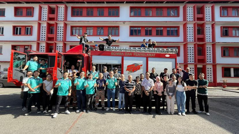出席的民众和商家代表于浮罗岸消防局外合照。