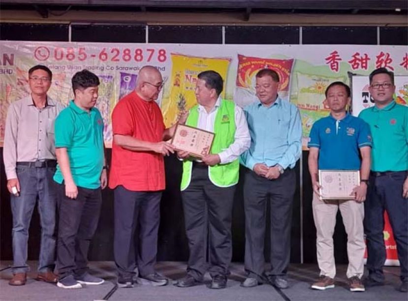 俞小珊市长（左3）颁感谢状予讲座主办当局之一的砂医总会长江宗兴；左起为钟星威、筹委主席佘世琮；右是美里长生会主席张永源、社险美里代表、讲师陈中兴。
