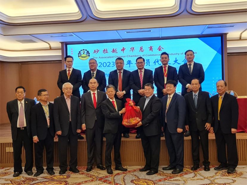 拿督陈日枝（左五）赠送水果礼篮给主宾拿督斯里张庆信代表拿督黄益隆（右四）。