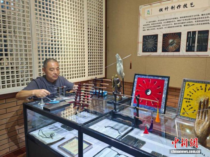 于善江在制作银针。