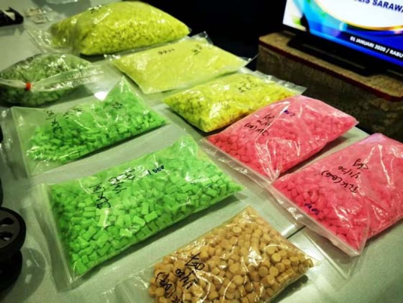 破获的迷幻药五颜六色，非常耀眼。