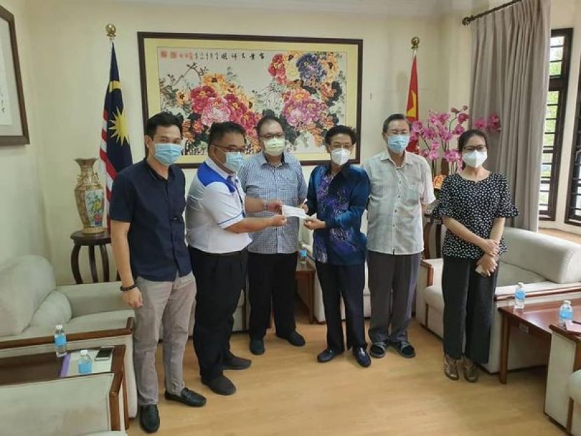 中国驻古晋总领事程广中（右三）移交资助二十四节令鼓队支票予四中校长官晨阳（左二），左三为古晋中友会会长拿督黄国辉，秘书长张光福（右二）及蒋盈领事（右一），左一为中友会青年团副团长陈明。