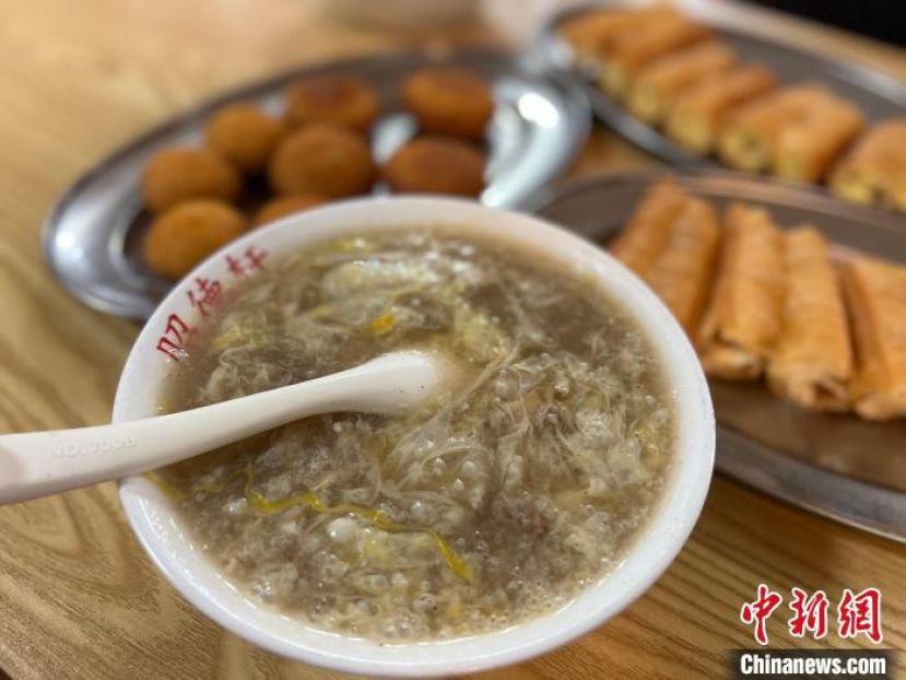 安徽宿州一家早餐店里的s&agrave;汤。