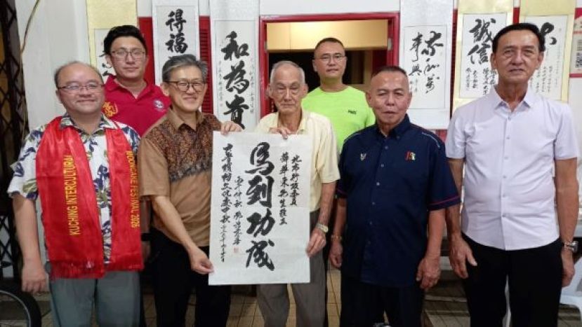 邓访慈激赏薛华东勤政 赠&ldquo;马到功成&rdquo;墨宝祝福