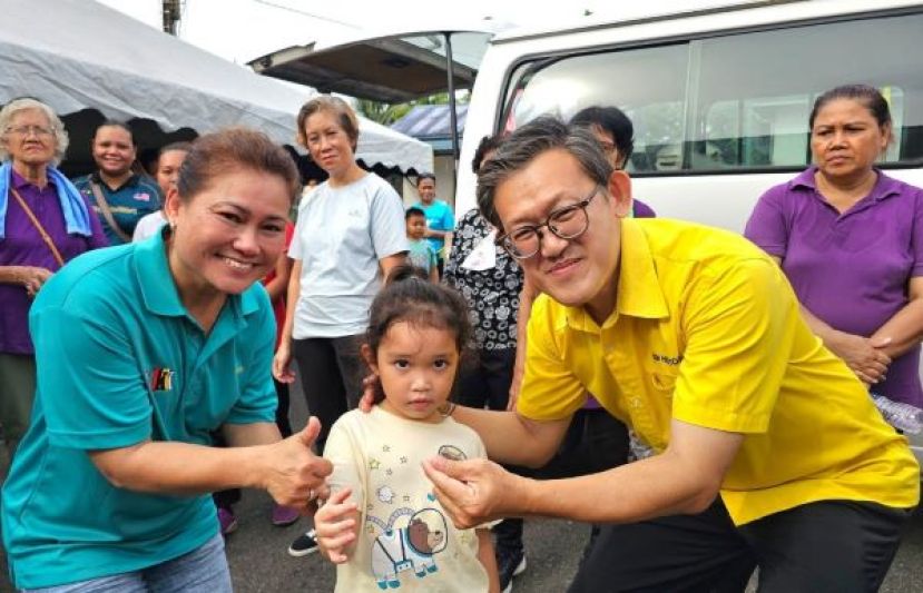 砂人联党峇都林当支部主席薛华东（右）积极为民服务。