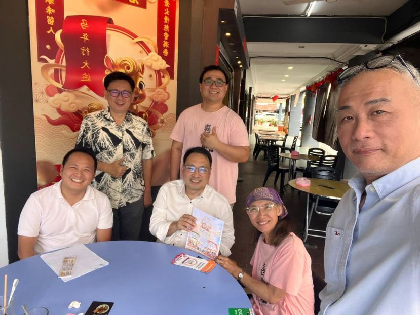 古晋喜乐双福关怀协会主席王凯麟（后左1）与创办人沈秋香（右2）及筹委一行人今日拜会砂行动党实旦宾区国会议员张健仁（右3），向其汇报活动筹备进展，并诚邀出席支持。左1为张健仁特别助理江峰年；右1起为喜乐双福关怀协会委员蔡伟铭及刘回钟。