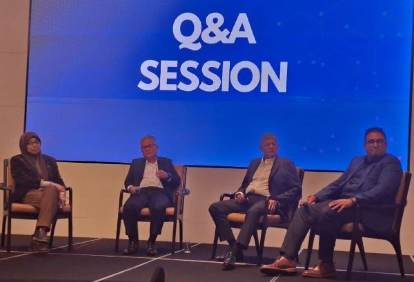 主讲人在台上，准备回答提问时影。