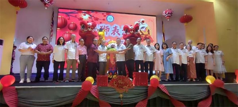 在校董们等的陪同下，永久名誉主席拿督陈悦枝的代表本曼查陈君义（右十一）、古晋中华小学校董会主席蔡文铎（右十二）、一小校长郑再恒（左六）以及一小副主席梁柏就一同接收福品时影。