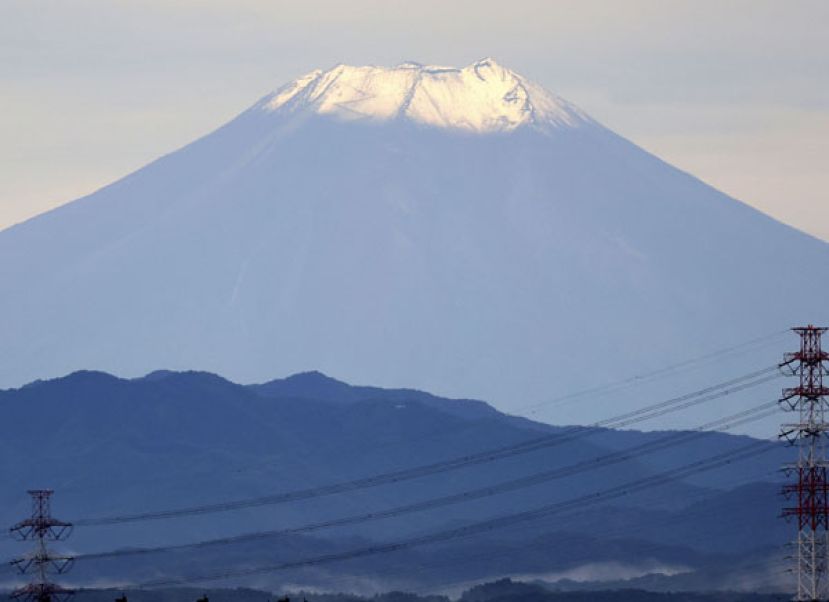 富士山去年10月5日迎来初冠雪。