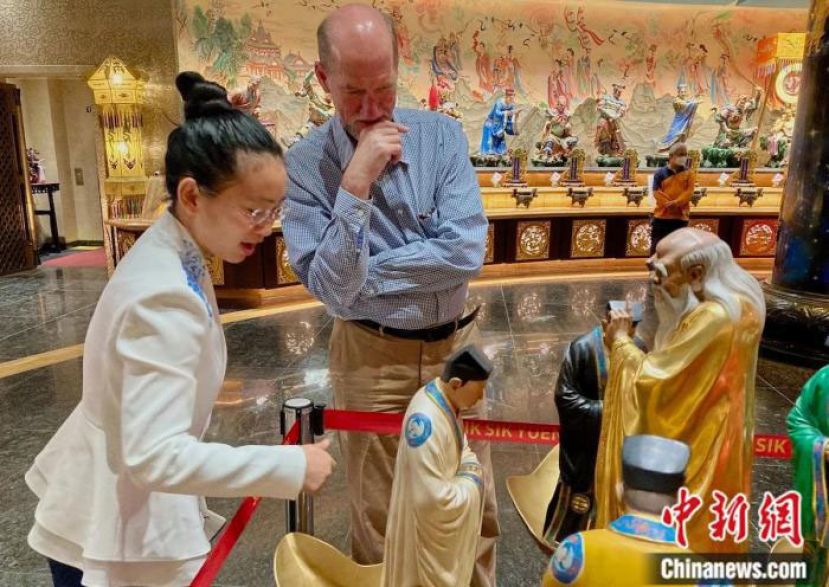 彭马田在香港黄大仙祠参观。