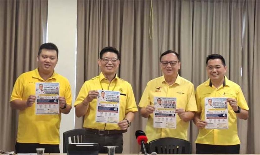 在召开新闻发布会展示宣传海报时影。左起为砂人联党峇都吉当支部秘书符祥钊、组织秘书吴得瑜、峇都吉当区议员拿督罗克强以及青年团团长庄育华。