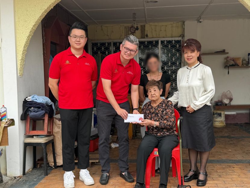古晋市国会议员俞利文（左2）与朋岭区州议员杨薇讳（右1）移交火患援助金予受影响的屋主时摄。