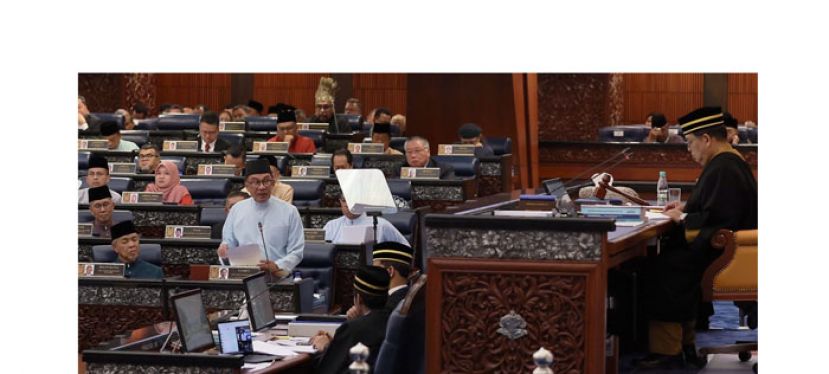 首相安华在国会提呈2023年财案。