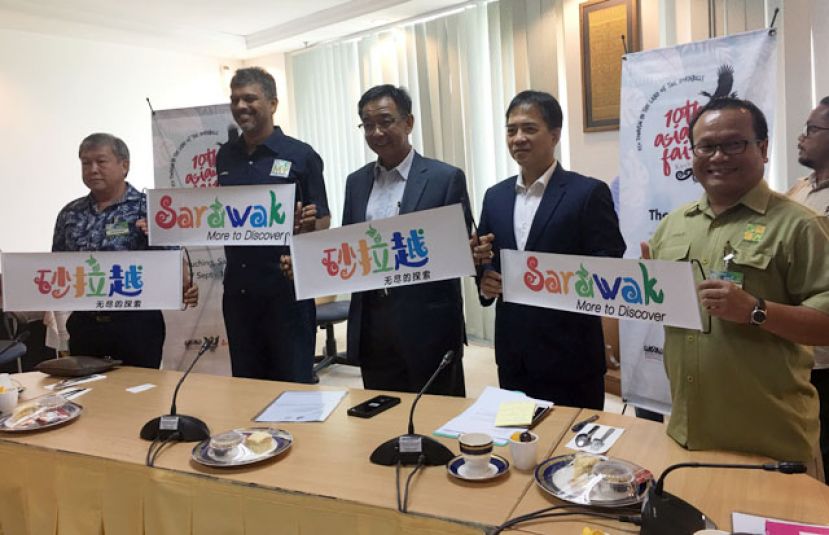 砂旅游、艺术、文化兼青年与体育部长拿督阿都卡林（中）、大马生态旅游及保育协会首席执行员安德鲁（左2）、砂旅游、艺术、文化兼青年与体育部常务秘书许赞麒（右2）、砂森林局总经理奥斯沃布莱肯（右1）及古晋观鸟协会主席杨和义（左1）摄于新闻发布会。