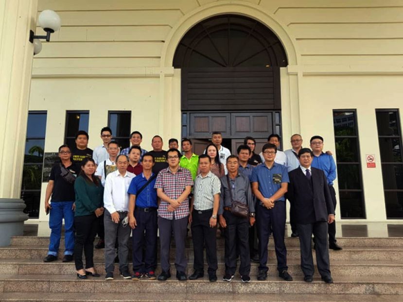 国歌响起拒绝起立的7名男女被告，在司法部大门前和支持者合影。