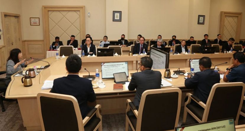 林慧英与国内传统中医药业主举行会议。