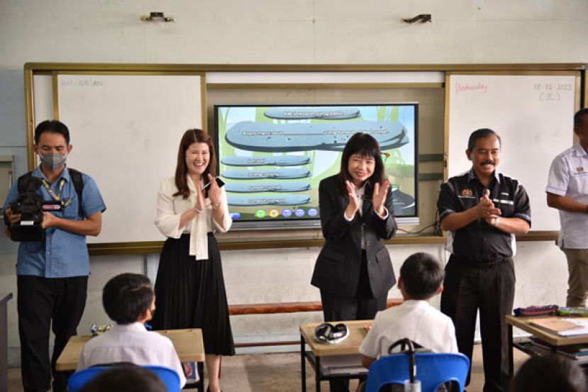 教育部努力改换教育系统的教材 解决学生书包过重的问题