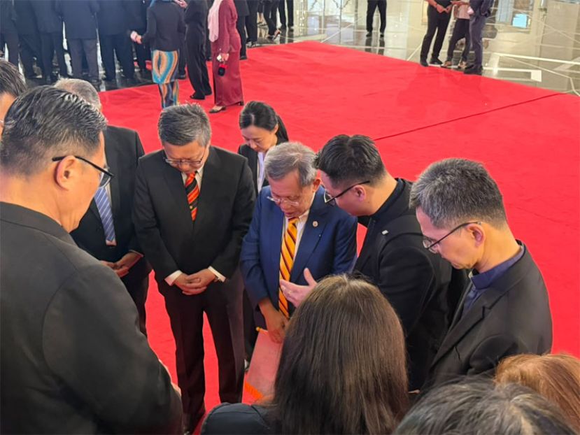 陈俊杰牧师为副总理祷告。