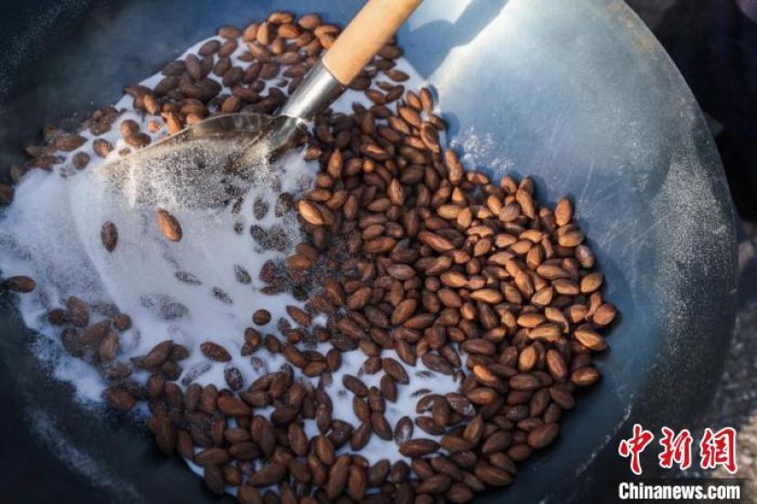 香榧炒制现场。