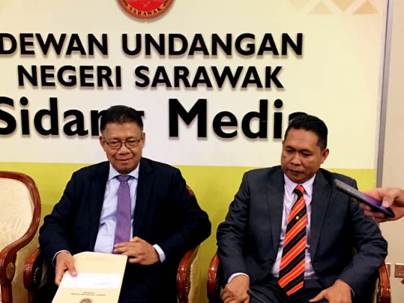 砂基本设施与海港发展部助理部长拿督朱莱希(左)召开新闻发布会，右为;砂隆再也区州议员艾德拉里乌。