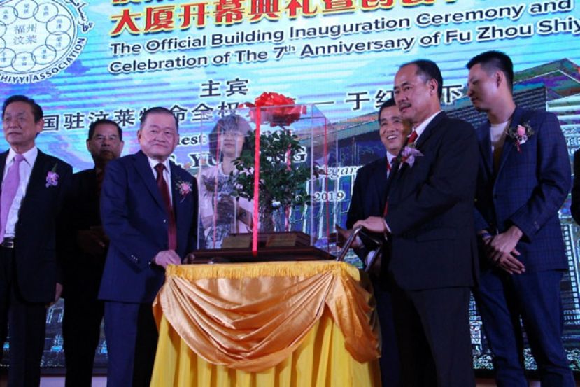 汶萊福州十邑同鄉會創會會長陳嘉興（右二）贈送榕樹紀念品予拿督斯里劉為強太平局紳。左一为丹斯里张仕国。