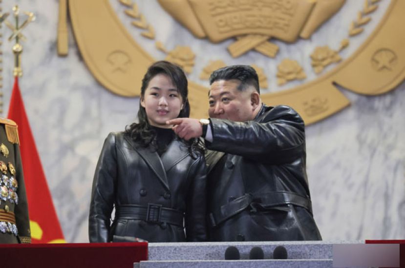 朝鲜最高领导人金正恩带着女儿金主爱出席阅兵。