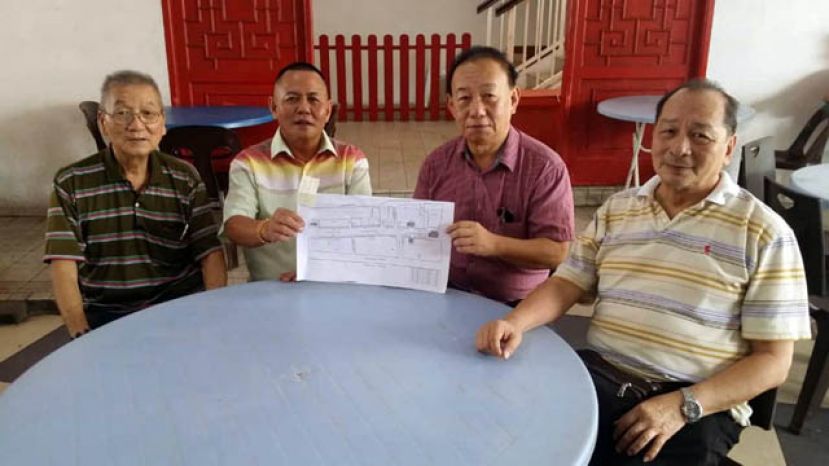 林传政与王禄平（左二及三）展示2019&ldquo;古晋文化缤纷庆中秋&rdquo;档位图。 左右；分别是沈云豹及孙守生。