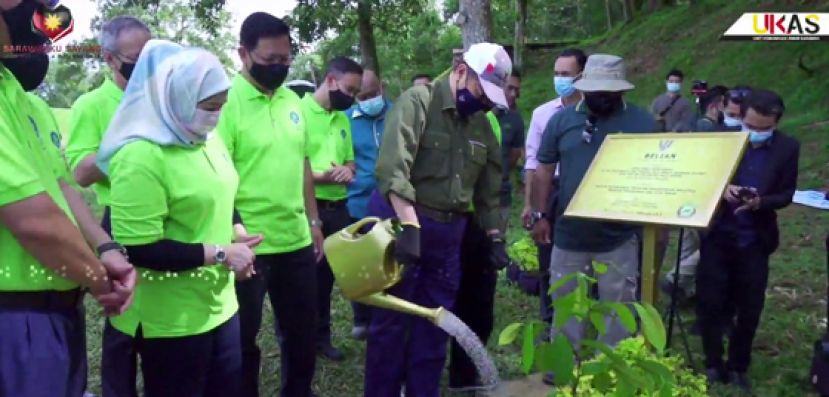 砂首长拿督巴丁宜阿邦佐哈主持种植树推展礼。