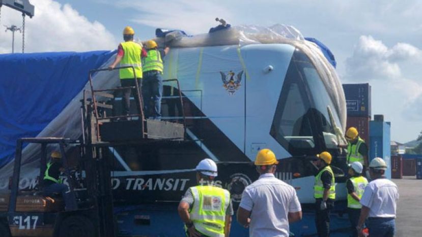 氢能源智轨电车在史纳里深水码头起卸。