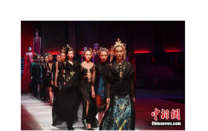 《锦衣御裳》主题秀在2021中国重庆国际时尚周上演。