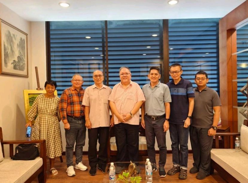 工委会成员礼貌拜会了黄文彬集团董事拿督黄国辉，  左起委员萧凤凤、田荣喜、黄楚洲老师、拿督黄国辉、伦乐佛教居士林林长林德源、秘书长 黄学勤、副林长郑利永 。