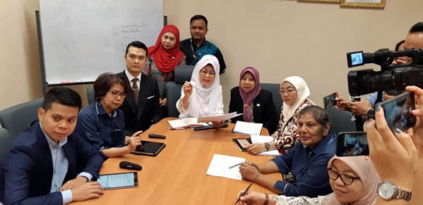 砂福利、社会和谐、妇女、家庭与学前教育发展部部长拿督斯里陈赛明（坐者左4）与各部门负责人召开新闻发布会。