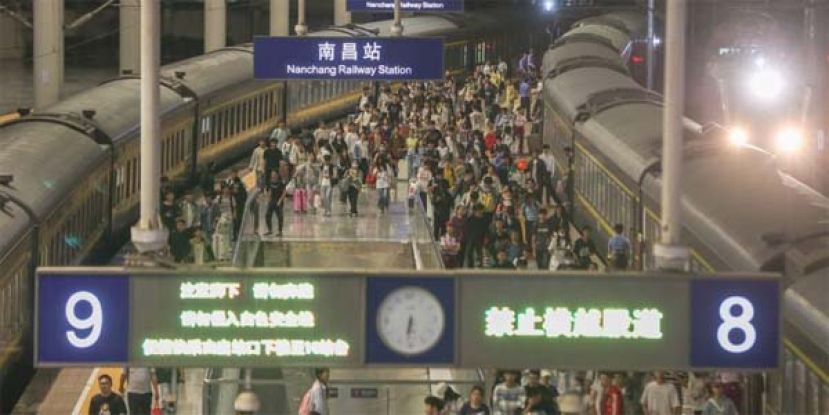 中国黄金周结束，铁路迎返程客流高峰。
