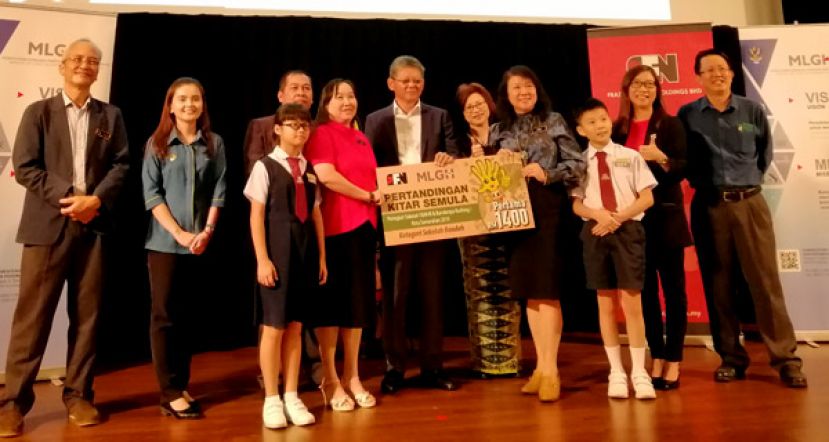  砂地方政府与房屋部常务秘书巴克里再尼（右六）颁发奖金予古晋中华小学第三校，由校长朱珍妹（右四）领取，时摄，，右五;为星獅控股有限公司企业事务经理吴玉华。