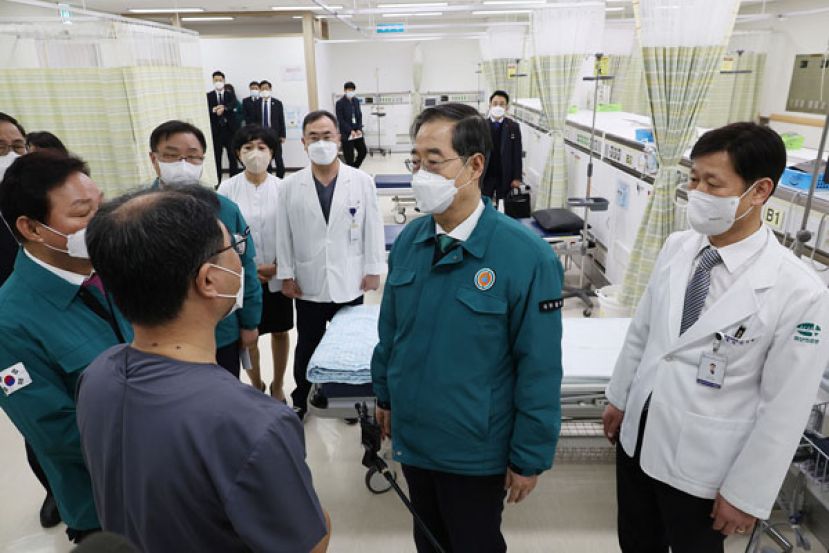 韩国国务总理韩悳洙前往庆尚南道昌原市，和医疗人员对话。韩国政府坚持扩招医学生，近日将完成名额分配。